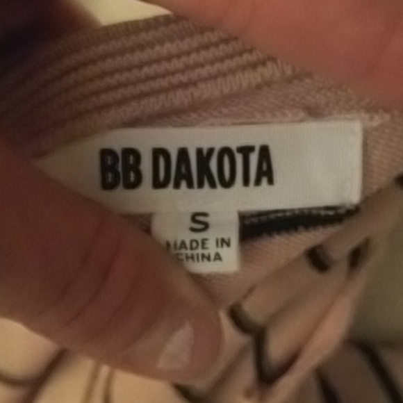 B.B.Dakota Ruffled Sleeve Knit Top - Picture 8 of 9